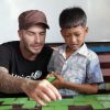 David Beckham, ambassadeur de l'UNICEF, viste un camp dans la ville de Siam Rep, au Cambodge et rencontre des enfants défavorisés le 15 juin 2015.