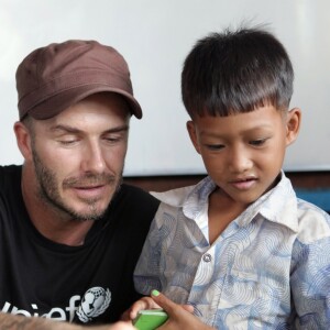 David Beckham, ambassadeur de l'UNICEF, viste un camp dans la ville de Siam Rep, au Cambodge et rencontre des enfants défavorisés le 15 juin 2015.