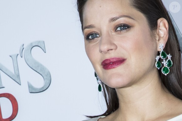 Marion Cotillard (enceinte) portant une robe Dries Van Noten - Photocall du film "Assasin's Creed" au Bristol à Paris le 5 décembre 2016. © Olivier Borde / Bestimage