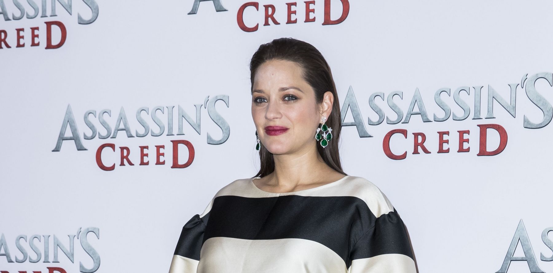 Marion Cotillard Enceinte De Son 3eme Marion Cotillard, enceinte, affiche un look surprenant pour Assassin's