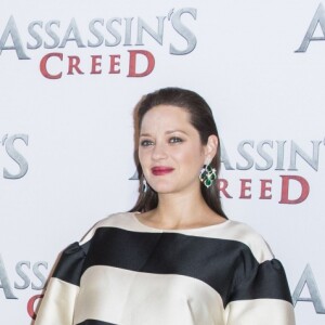 Marion Cotillard (enceinte) portant une robe Dries Van Noten - Photocall du film "Assasin's Creed" au Bristol à Paris le 5 décembre 2016. © Olivier Borde / Bestimage