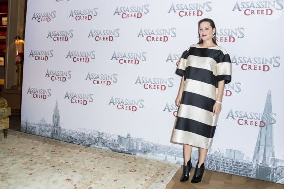 Marion Cotillard (enceinte) portant une robe Dries Van Noten - Photocall du film "Assasin's Creed" au Bristol à Paris le 5 décembre 2016. © Olivier Borde / Bestimage