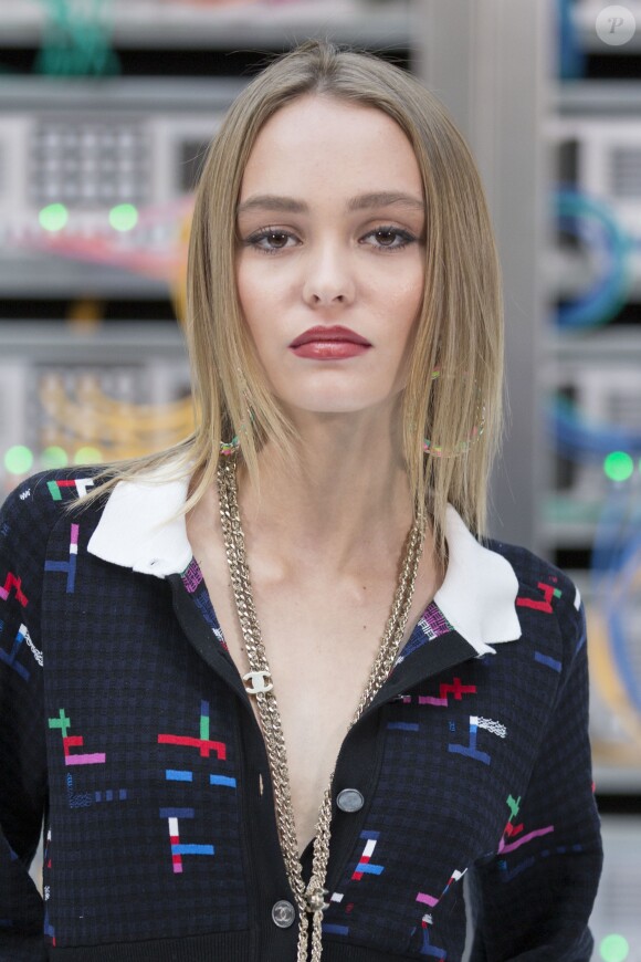 Lily-Rose Depp - People au défilé de mode "Chanel", collection prêt-à-porter Printemps-Eté 2017 au Grand Palais à Paris, le 4 octobre 2016. © Olivier Borde / Bestimage