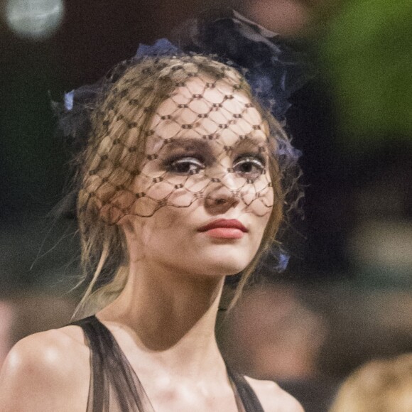 Lily-Rose Depp - Deuxième défilé Chanel "Métiers d'Art" au Ritz à Paris, France, le 6 décembre 2016 © Olivier Borde/Bestimage