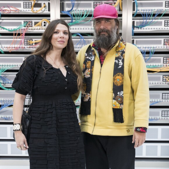 Sébastien Tellier et sa femme Amandine de la Richardière, enceinte - Défilé de mode Chanel, collection prêt-à-porter printemps-été 2017 au Grand Palais à Paris, le 4 octobre 2016. © Olivier Borde / Bestimage