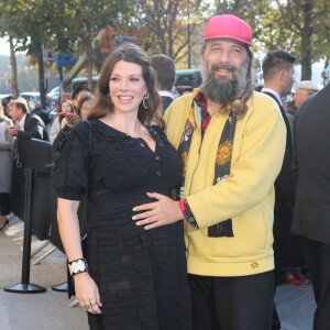 Sébastien Tellier et sa femme Amandine de la Richardière, enceinte - Défilé de mode Chanel, collection prêt-à-porter printemps-été 2017 au Grand Palais à Paris, le 4 octobre 2016. © CVS-Veeren / Bestimage