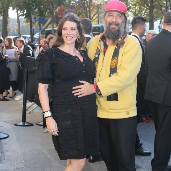 Sébastien Tellier et sa femme Amandine de la Richardière, enceinte - Défilé de mode Chanel, collection prêt-à-porter printemps-été 2017 au Grand Palais à Paris, le 4 octobre 2016. © CVS-Veeren / Bestimage