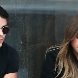Exclusif - Manolo Vergara (le fils de Sofia Vergara) fait une pause cigarette avec une amie dans les rues de Melrose place à West Hollywood, le 11 avril 2016