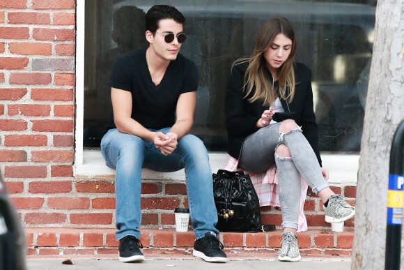 Exclusif - Manolo Vergara (le fils de Sofia Vergara) fait une pause cigarette avec une amie dans les rues de Melrose place à West Hollywood, le 11 avril 2016
