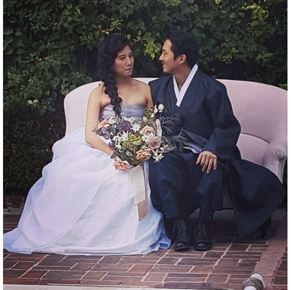 Steven Yeun de la série The Walking Dead a épousé sa chérie Joana Pak à Los Angeles ce samedi 3 décembre. Dans la foulée, le site Us Weekly a révélé que le couple attend son premier enfant.