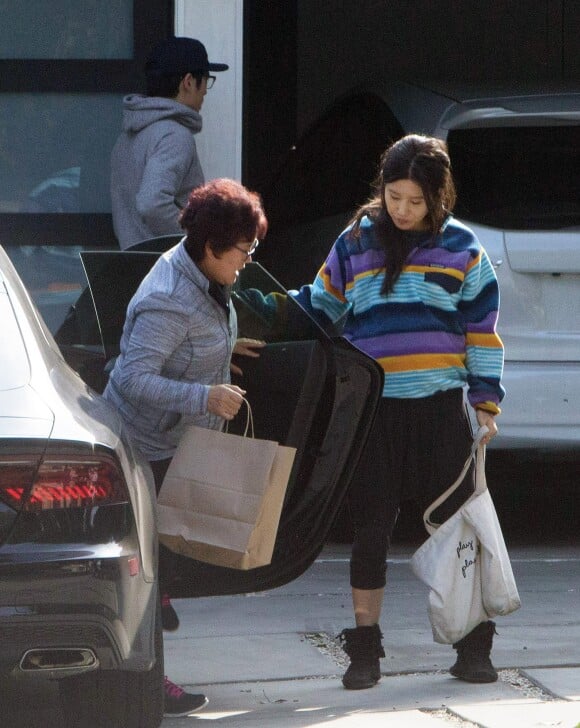 Les jeunes mariés Steven Yeun et Joana Pak se baladent dans les rues de Los Angeles. Joana a le ventre rond, serait-elle enceinte.. Le 5 décembre 2016