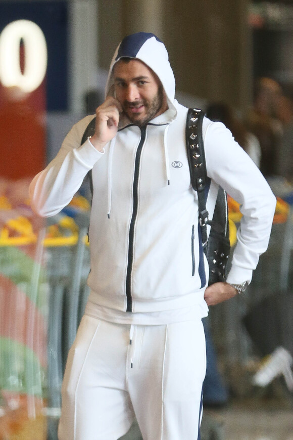 Karim Benzema arrive à l'aéroport Roissy CDG en survêtement blanc le 23 juin 2015.
