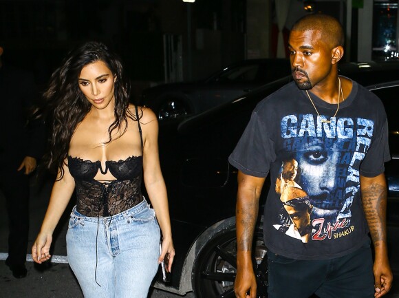 Kim Kardashian, son mari Kanye West, ses soeurs Kourtney Kardashian et Khloe Kardashian, Scott Disick et Jonathan Cheban à la sortie de leur hôtel à Miami, le 15 septembre 2016