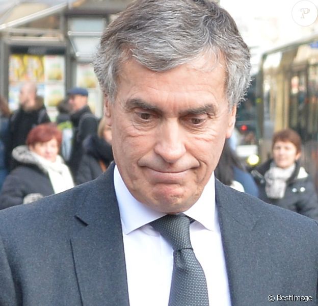 Jérôme Cahuzac quitte le tribunal à l'issue de son procès dans l'affaire de son compte caché à l'étranger à Paris le 8 décembre 2016. L'ancien ministre délégué au Budget a été condamné à trois ans de prison ferme.