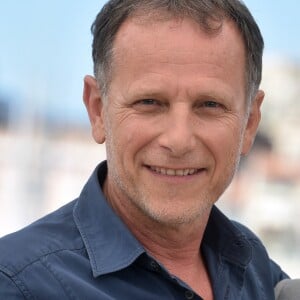 Charles Berling lors du photocall du film "Elle" au 69ème Festival international du film de Cannes le 21 mai 2016.