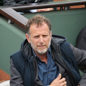 Charles Berling - People dans les tribunes des Internationaux de France de tennis de Roland Garros à Paris. Le 31 mai 2015.