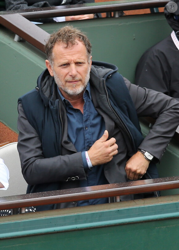 Charles Berling - People dans les tribunes des Internationaux de France de tennis de Roland Garros à Paris. Le 31 mai 2015.
