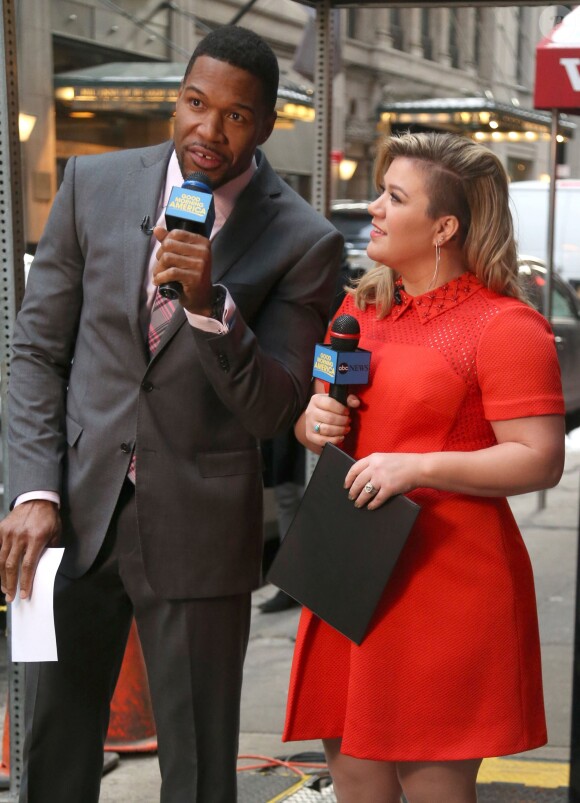 Kelly Clarkson, Michael Strahan à l'émission "Good Morning America" à New York, le 3 mars 2015.