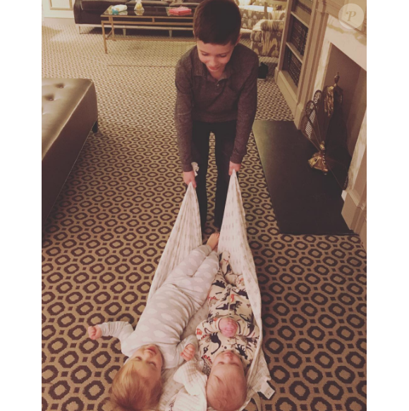 Kelly Clarkson a publié une photo de ses deux enfants accompagné du fils de son mari, Brandon Blackstock. Photo publiée sur Instagram le 1er décembre 2016