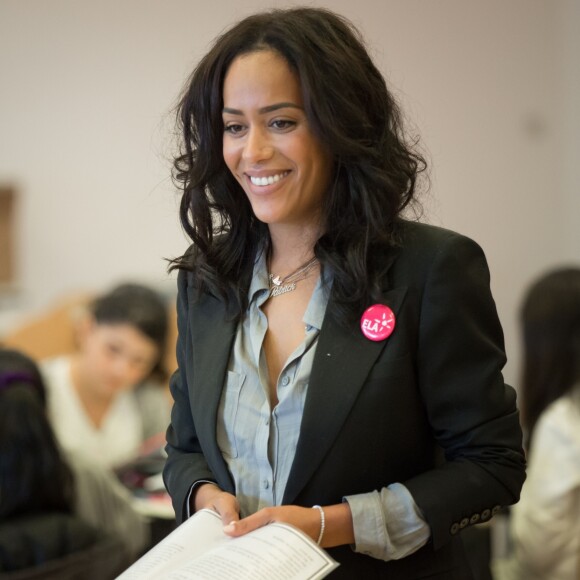 Exclusif - Amel Bent lors de la lecture de la dictée ELA à des élèves de la classe de 6ème au Collège Pablo Neruda à Aulnay-sous-Bois, France, le 17 octobre 2016 lors de la campagne nationale " Mets tes baskets et bats la maladie à l'école ". © Cyril Moreau/Bestimage