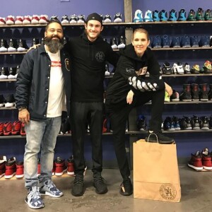 Céline Dion et son fils René-Charles, posent avec un vendeur, chez Urban Necessities à Las Vegas, le 8 décembre 2016