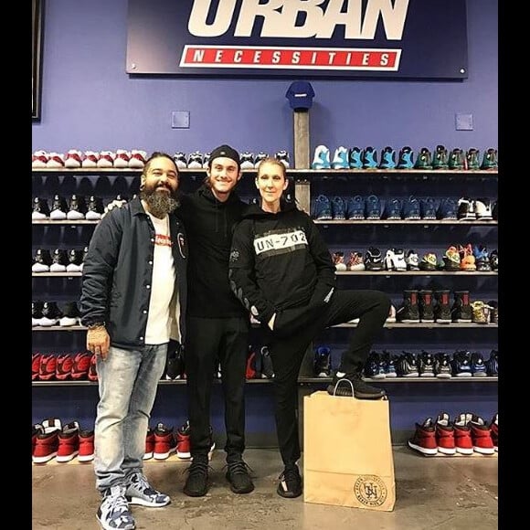 Céline Dion et son fils René-Charles prennent la pose chez Urban Necessities à Las Vegas, le 8 décembre 2016
