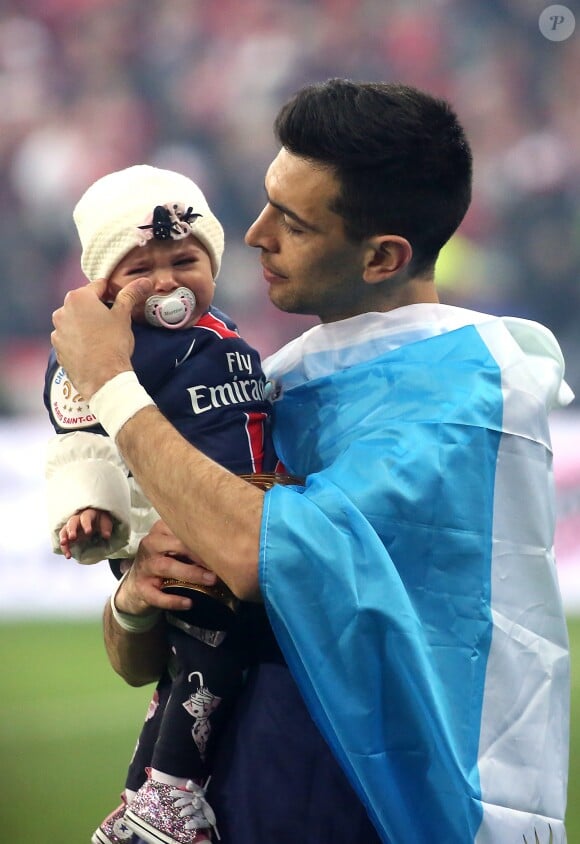 Javier Pastore et sa fille Martina - Le PSG remporte la coupe de la ligue face à Lille au Stade de France à Paris, le 23 avril 2016.