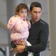 Exclusif - Le joueur du PSG, Angel Di Maria avec sa femme Jorgelina Cardoso et leur fille Mia arrivent à l'aéroport de Roissy Charles de Gaulle le 31 mars 2016.