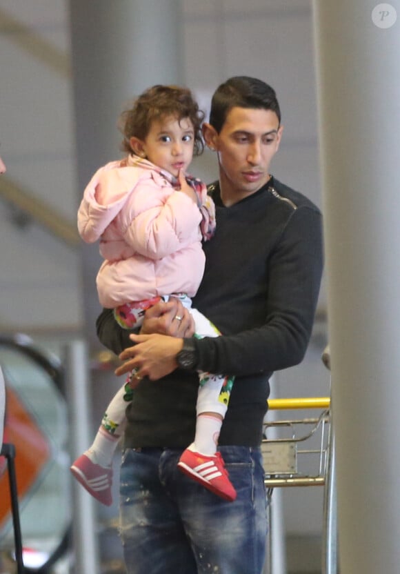 Exclusif - Le joueur du PSG, Angel Di Maria avec sa femme Jorgelina Cardoso et leur fille Mia arrivent à l'aéroport de Roissy Charles de Gaulle le 31 mars 2016.