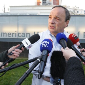 Le docteur Philippe Siou donne une conférence de presse à l'Hôpital américain concernant le chanteur Michel Polnareff à Neuilly sur Seine le 6 décembre 2016.