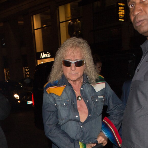 Exclusif - Michel Polnareff à la sortie de l'émission de "Touche Pas a Mon Poste" (TPMP), il prend un peu de temps pour ses fans pendant que sa femme Danyellah Polnareff le prend en photo puis ils vont ensemble dîner au restaurant Le Costes à Paris, France, le 15 septembre. © Agence/Bestimage