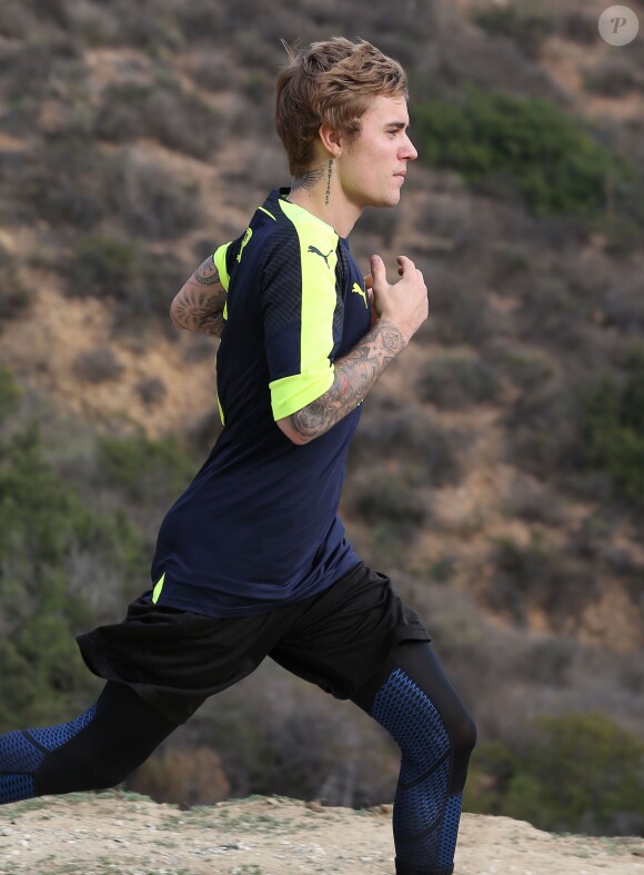 Justin Bieber est allé faire du jogging avec une jolie inconnue sur les hauteurs de Los Angeles, le 12 décembre 2016