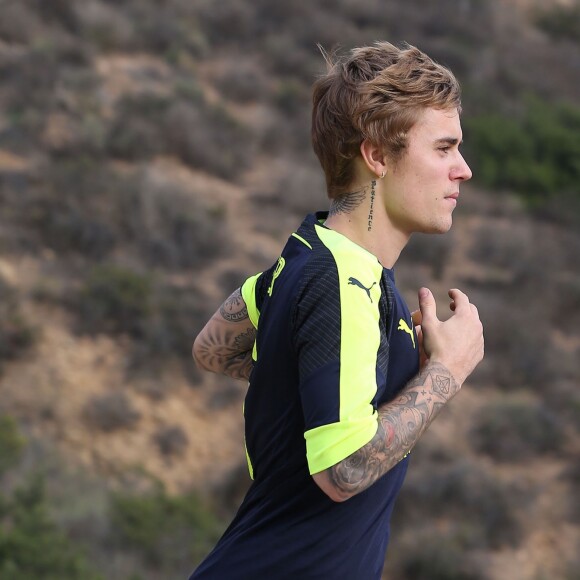 Justin Bieber est allé faire du jogging avec une jolie inconnue sur les hauteurs de Los Angeles, le 12 décembre 2016