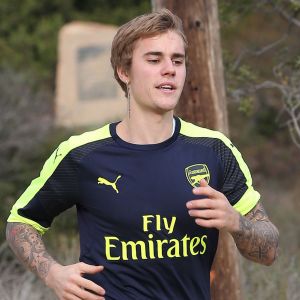 Justin Bieber est allé faire du jogging avec une jolie inconnue sur les hauteurs de Los Angeles, le 12 décembre 2016