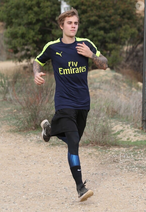 Justin Bieber est allé faire du jogging avec une jolie inconnue sur les hauteurs de Los Angeles, le 12 décembre 2016