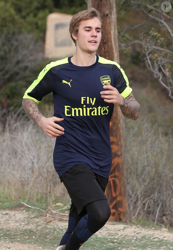 Justin Bieber est allé faire du jogging avec une jolie inconnue sur les hauteurs de Los Angeles, le 12 décembre 2016