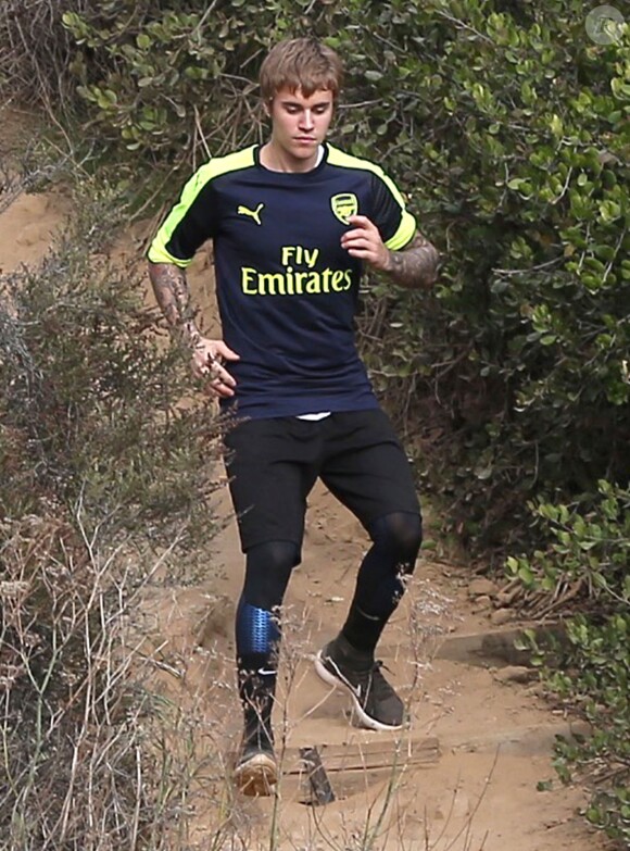 Justin Bieber est allé faire du jogging avec une jolie inconnue sur les hauteurs de Los Angeles, le 12 décembre 2016