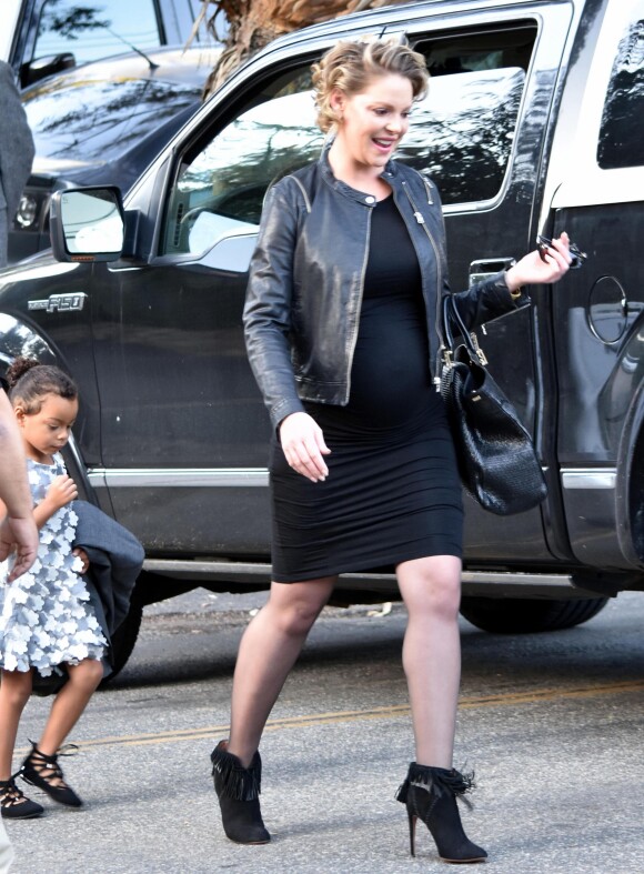 Katherine Heigl enceinte est allée diner pour Thanksgiving avec son mari Josh Kelley et ses filles Nancy et Adalaide à Malibu, le 24 novembre 2016