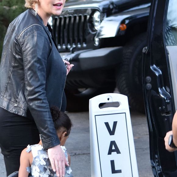 Katherine Heigl enceinte est allée diner pour Thanksgiving avec son mari Josh Kelley et ses filles Nancy et Adalaide à Malibu, le 24 novembre 2016