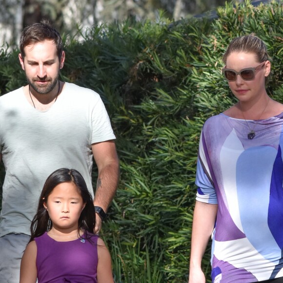 Katherine Heigl enceinte, accompagnée de son père Paul Heigl, de son mari Josh Kelley et de sa fille Adalaide, fête l'anniversaire de sa deuxième fille Nancy Kelley (8 ans) à Los Angeles, le 23 novembre 2016