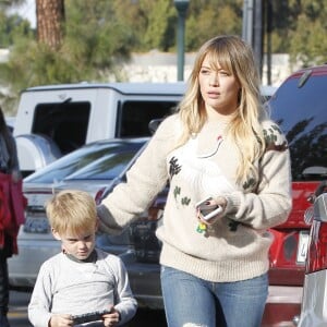 Hilary Duff et son fils Luca à Studio City. Los Angeles, le 7 décembre 2016.