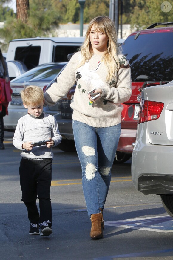 Hilary Duff et son fils Luca à Studio City. Los Angeles, le 7 décembre 2016.
