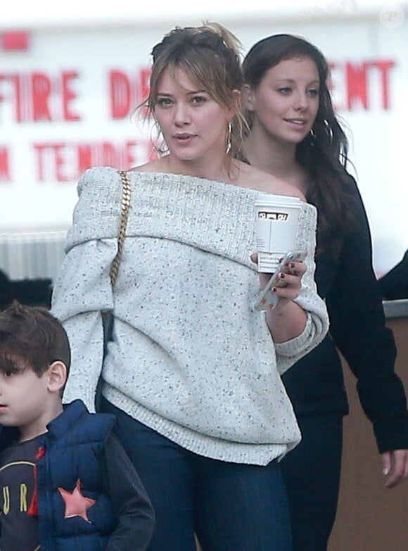 Hilary Duff et son fils Luca ont visité une caserne de pompiers à Studio City. Le 5 décembre 2016