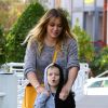 Hilary Duff et son fils Luca se rendent chez Starbucks à Beverly Hills, le 28 novembre 2016.