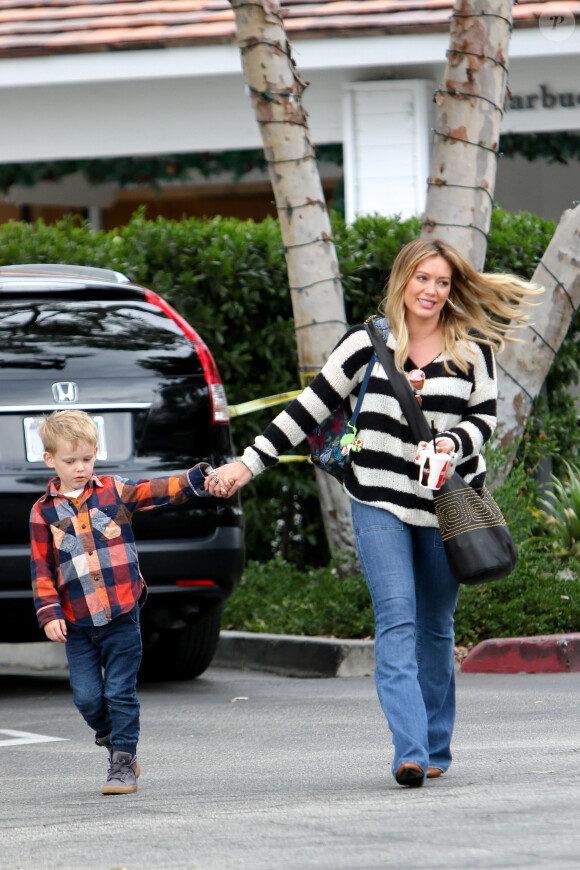 Hilary Duff et son fils Luca sont allés déjeuner dans le quartier de Bel Air à Los Angeles, le 20 novembre 2016.