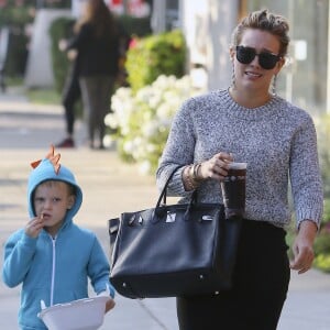 Hilary Duff et son fils Luca à Studio City. Los Angeles, le 16 novembre 2016.