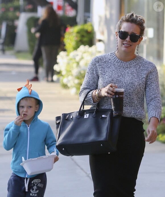 Hilary Duff et son fils Luca à Studio City. Los Angeles, le 16 novembre 2016.
