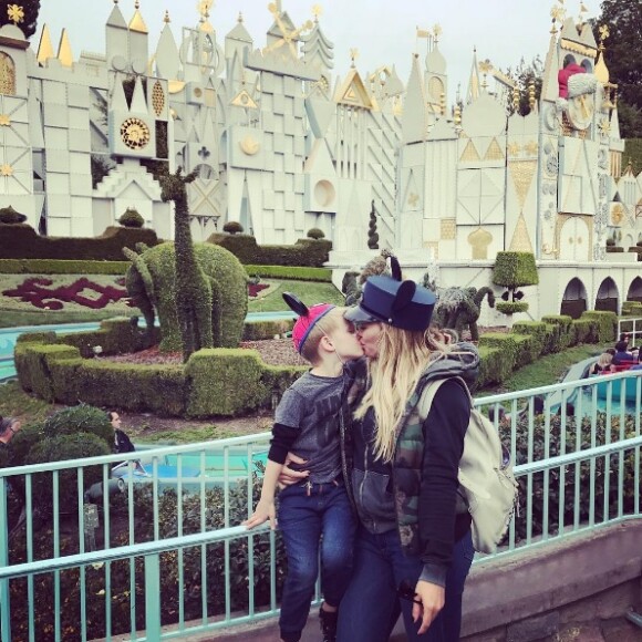 Hilary Duff et son fils Luca à Disneyland, photo publiée le 12 décembre 2016