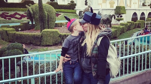 Hilary Duff : Critiquée pour avoir embrassé son fils sur la bouche, elle réagit