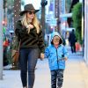 Hilary Duff fait du shopping avec son fils Luca à Beverly Hills, le 13 décembre 2016.